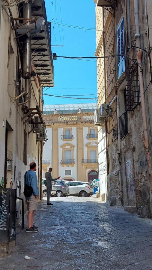 Appartamento In Pieno Centro I Mori E Le Dame Palermo Luaran gambar