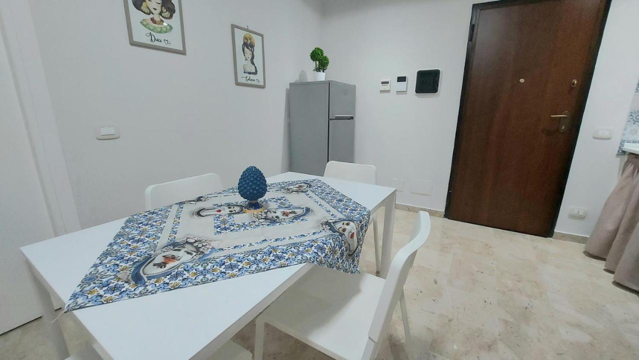Appartamento In Pieno Centro I Mori E Le Dame Palermo Luaran gambar